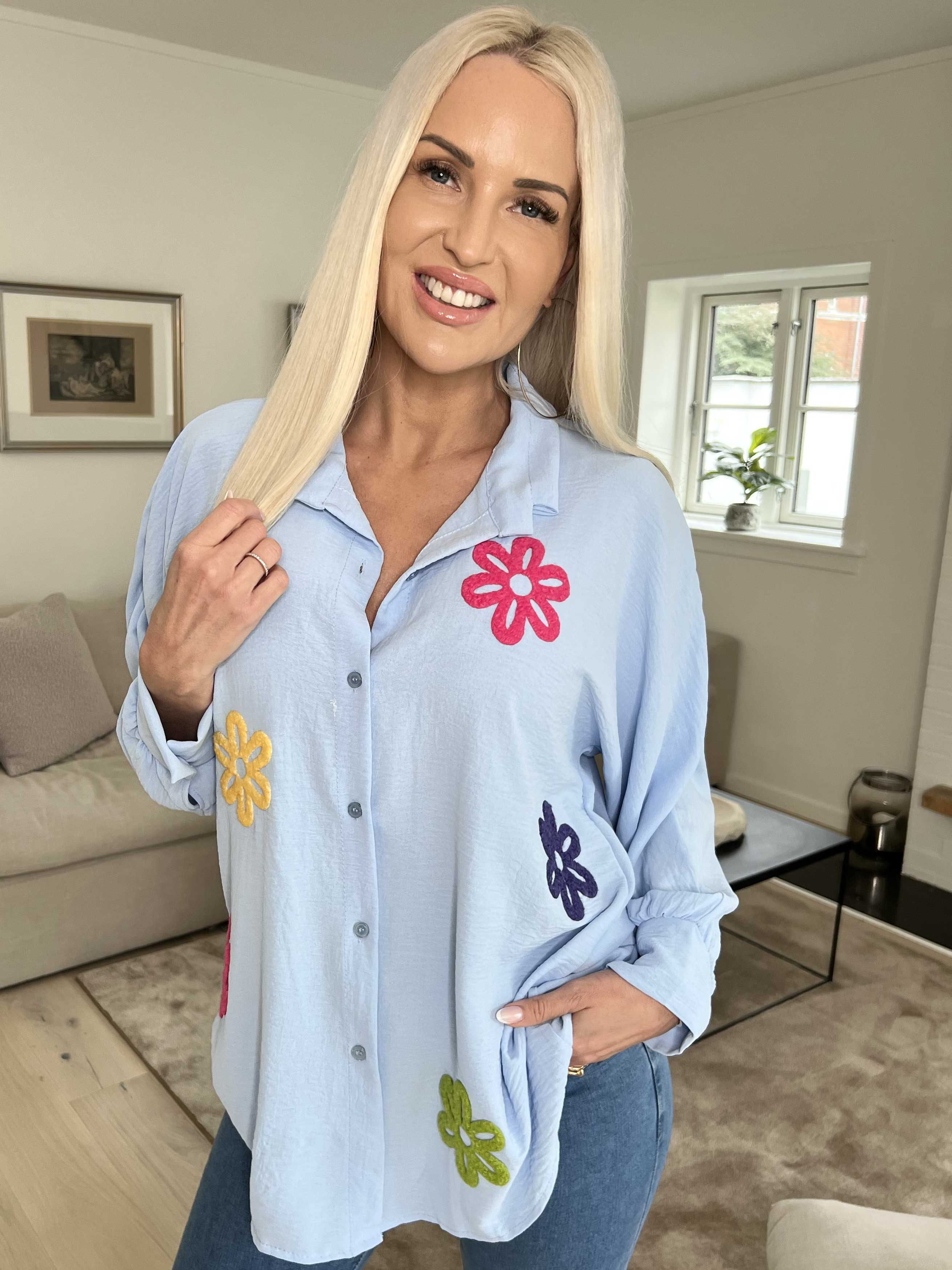 Katrin - Skjorte med fine farvet blomster foran